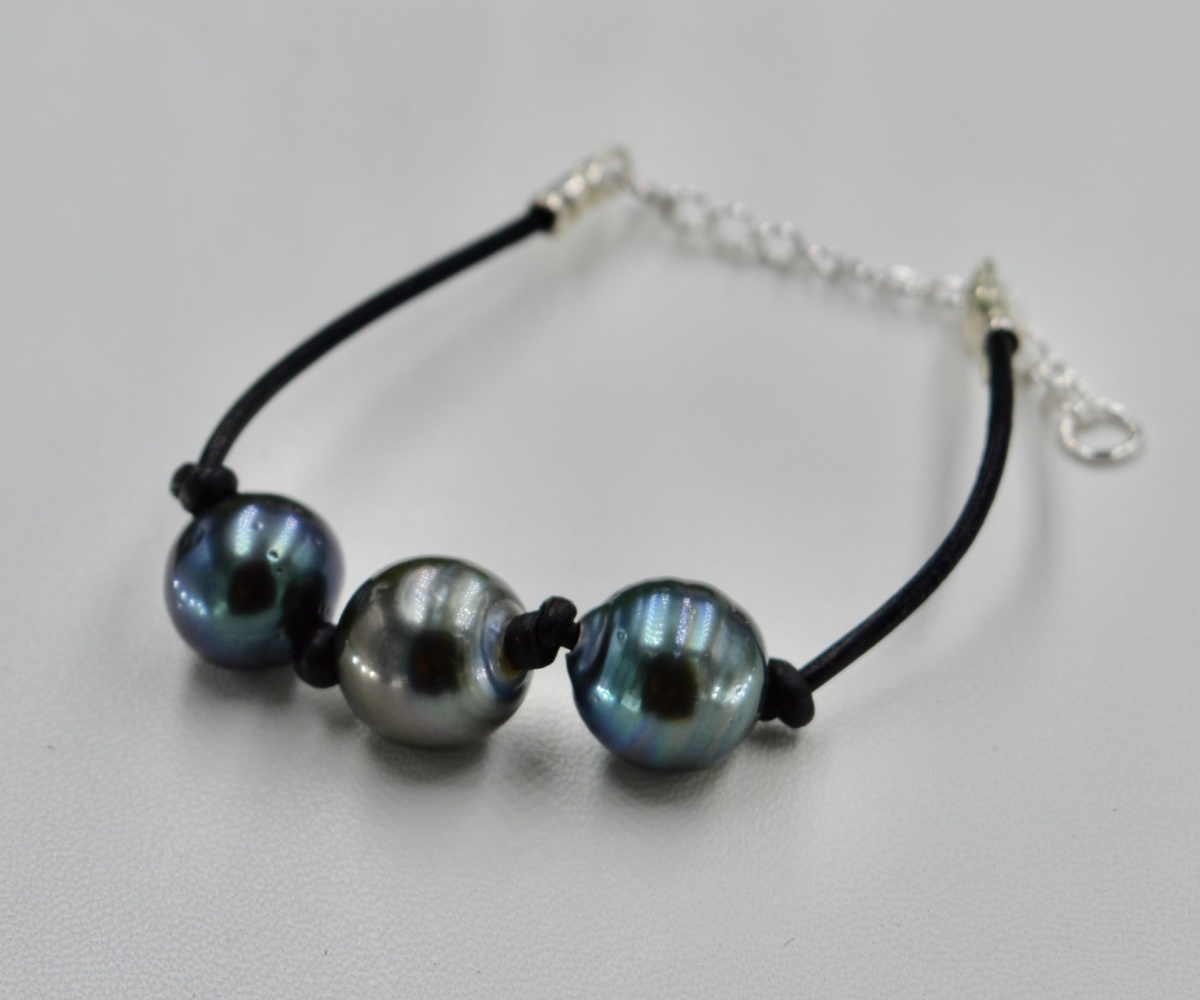1-collection-tupai-3-perles-sur-cordon-en-cuir-bracelet-en-perles-de-tahiti-1