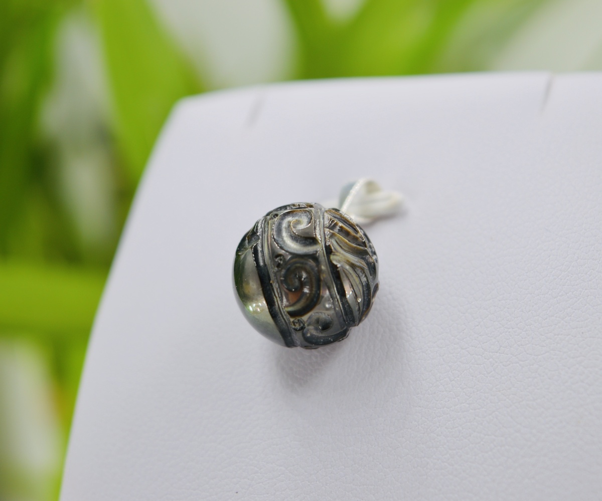 101-collection-oro-perles-de-tahiti-de-14mm-gravee-pendentif-en-perles-de-tahiti-1