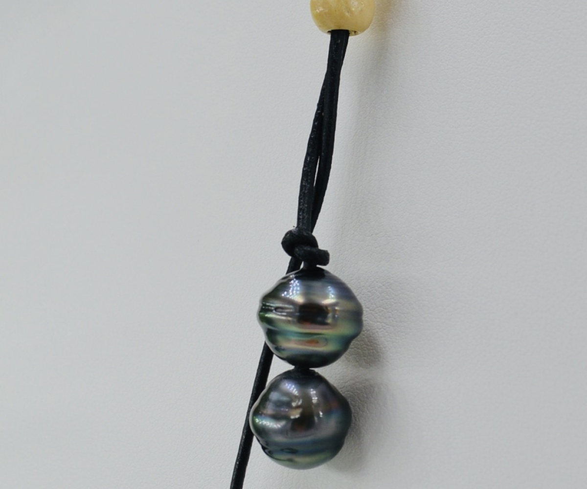 223-collection-fakarava-3-perles-baroques-sur-cuir-collier-en-perles-de-tahiti-1