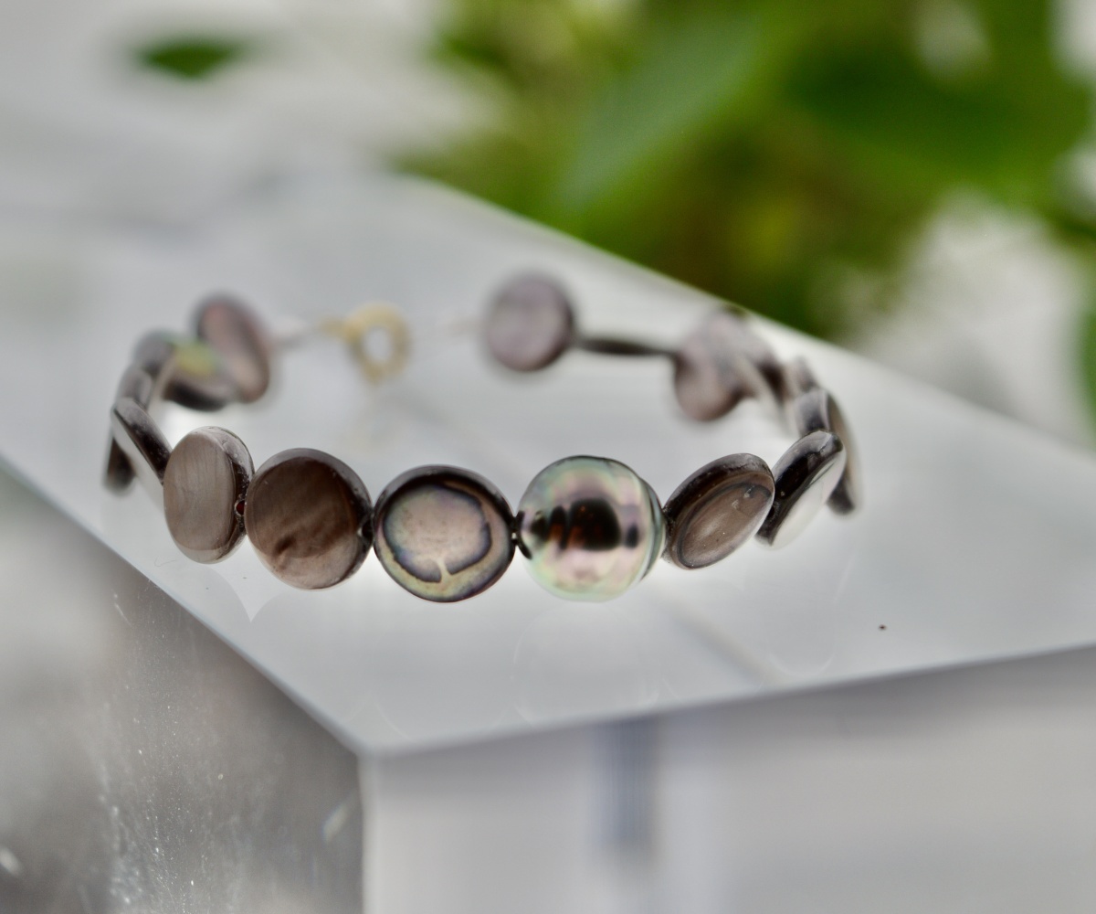 415-collection-poeiti-perle-cerclee-sur-nacre-ambree-bracelet-en-perles-de-tahiti-1