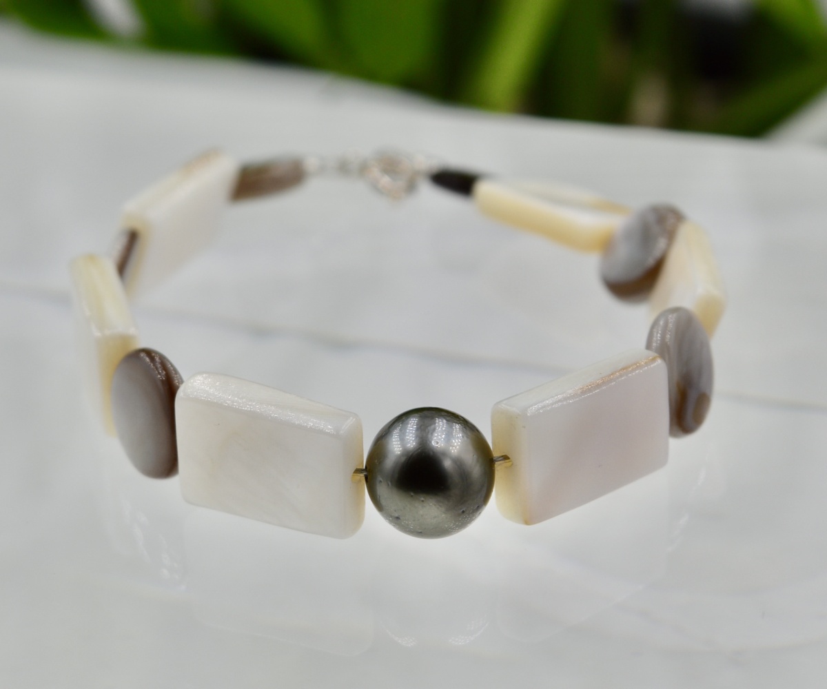 419-collection-poeiti-perle-ronde-sur-nacre-blanche-et-verte-bracelet-en-perles-de-tahiti-2
