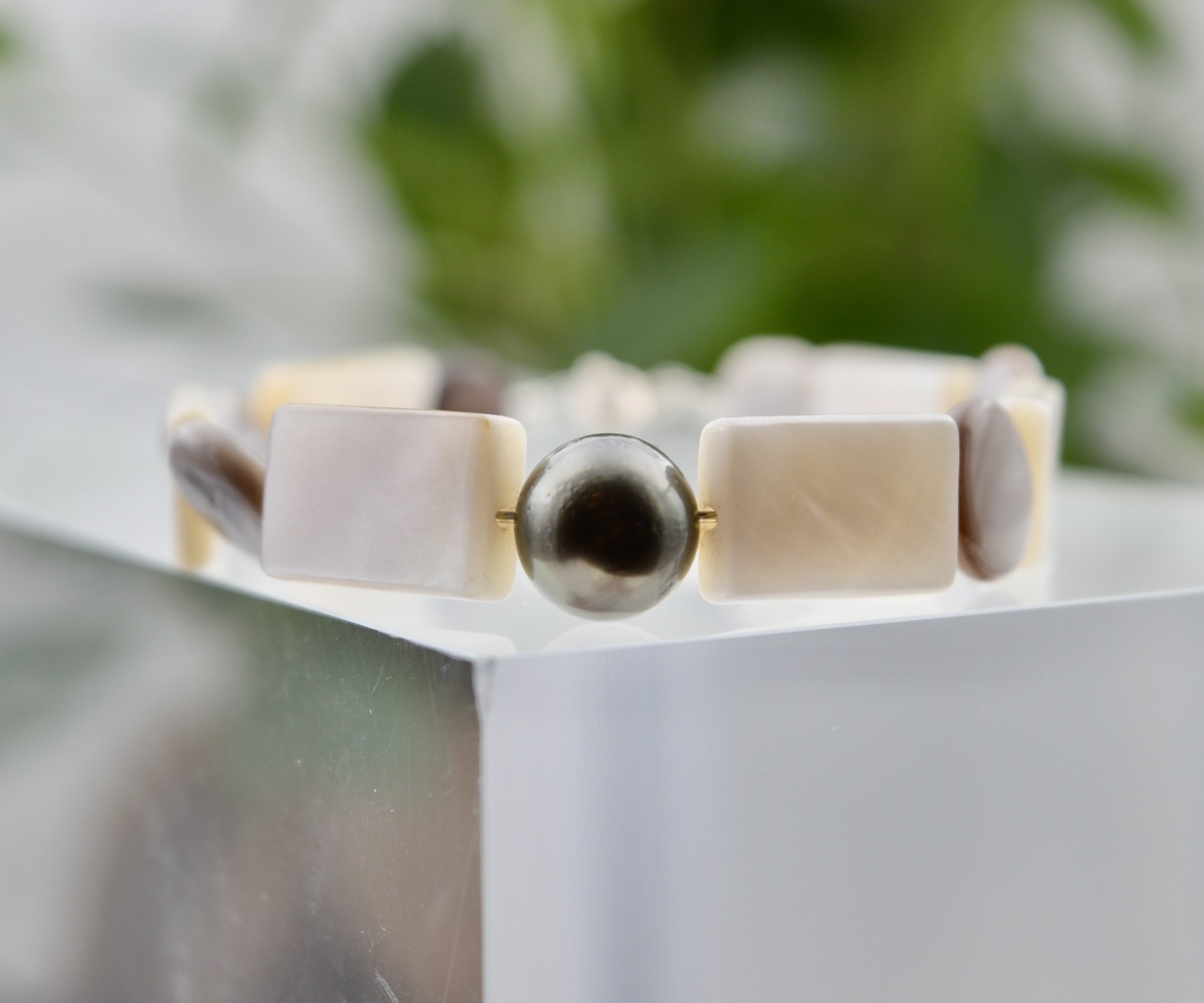 419-collection-poeiti-perle-ronde-sur-nacre-blanche-et-verte-bracelet-en-perles-de-tahiti-3