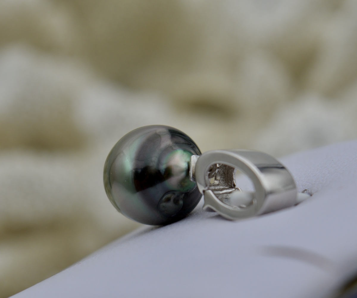 497-collection-manatoa-splendide-perle-baroque-verte-de-10-8mm-pendentif-en-perles-de-tahiti-1