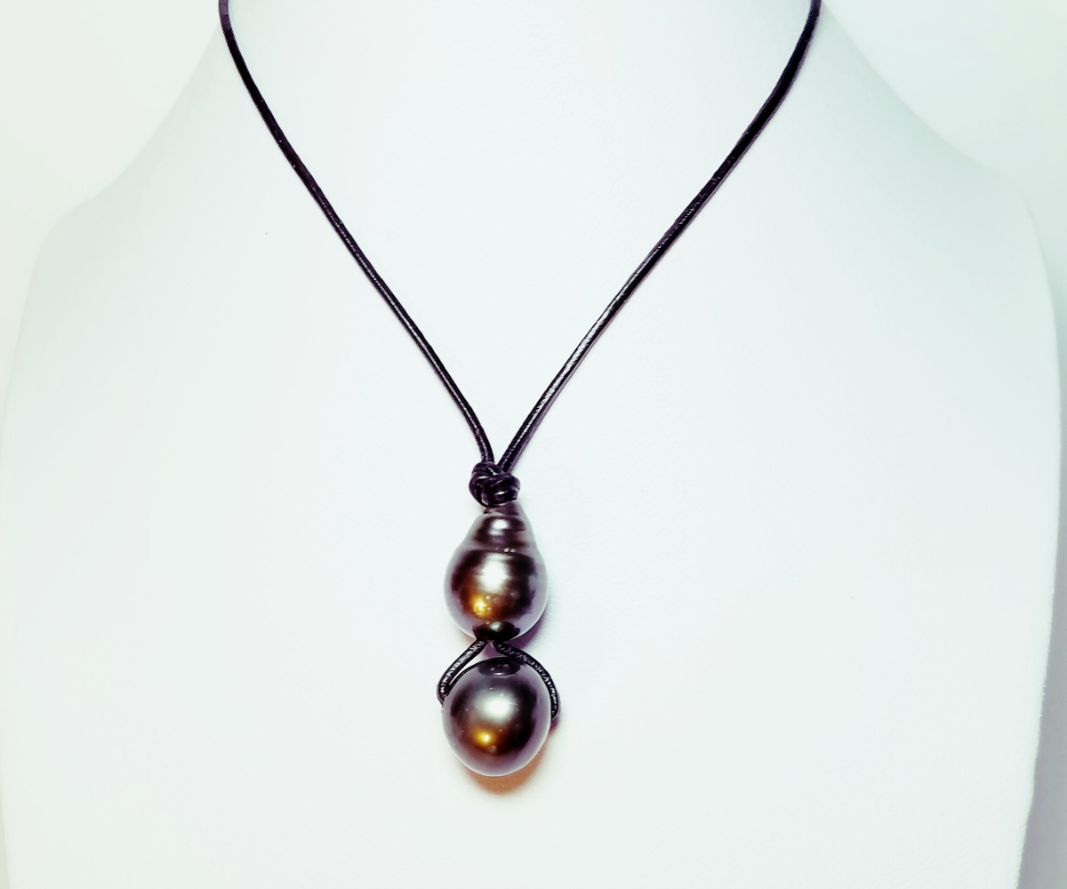 51-collection-fakarava-2-perles-semi-rondes-sur-cuir-noir-collier-en-perles-de-tahiti-0
