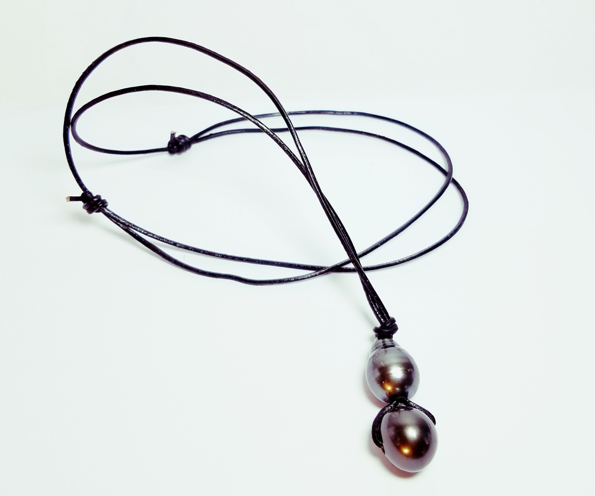 51-collection-fakarava-2-perles-semi-rondes-sur-cuir-noir-collier-en-perles-de-tahiti-1