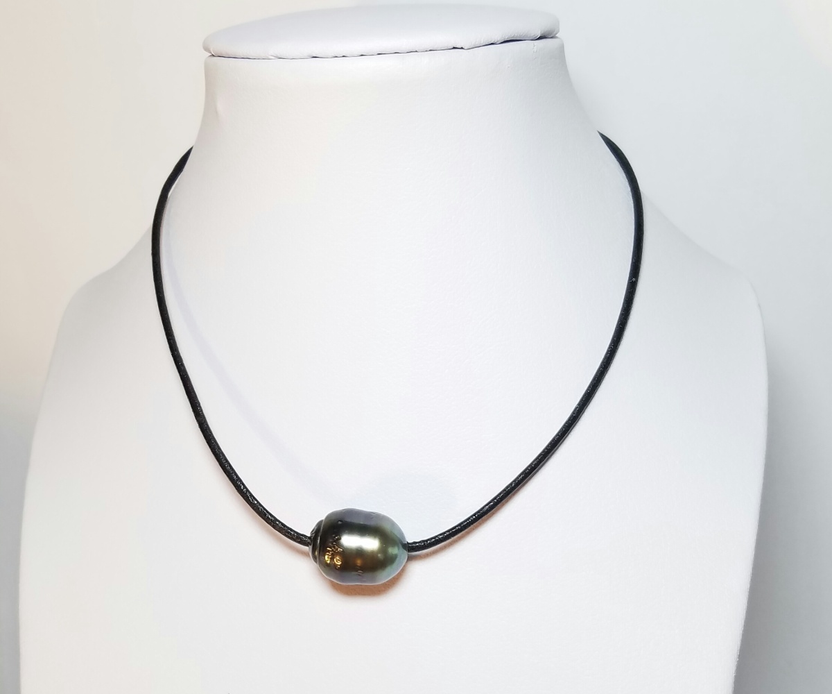 52-collection-fakarava-perle-baroque-sur-cuir-noir-collier-en-perles-de-tahiti-1