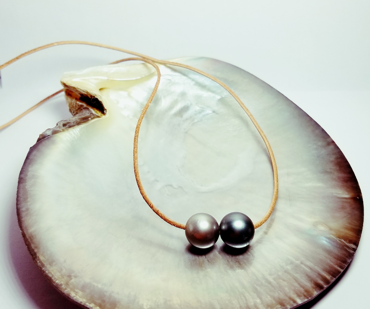 53-collection-fakarava-2-perles-rondes-montees-sur-du-cuir-beige-collier-en-perles-de-tahiti-1