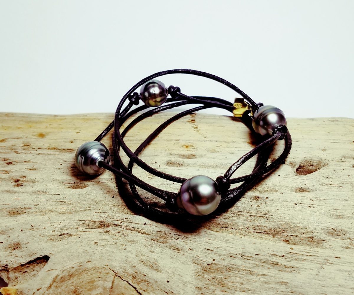 55-collection-tahaa-4-perles-baroques-sur-cuir-noir-bracelet-en-perles-de-tahiti-0
