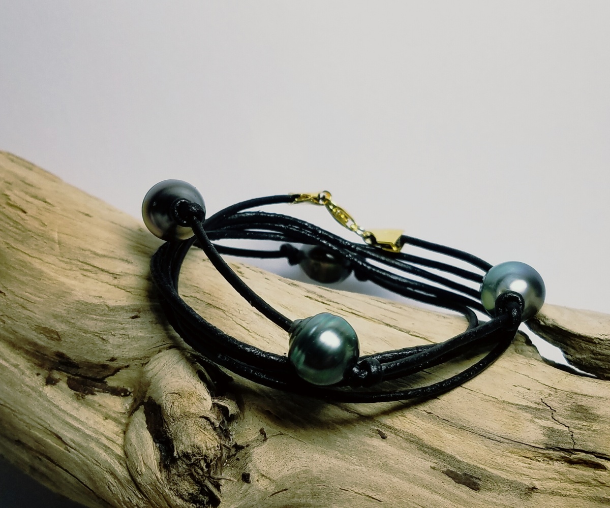 55-collection-tahaa-4-perles-baroques-sur-cuir-noir-bracelet-en-perles-de-tahiti-1