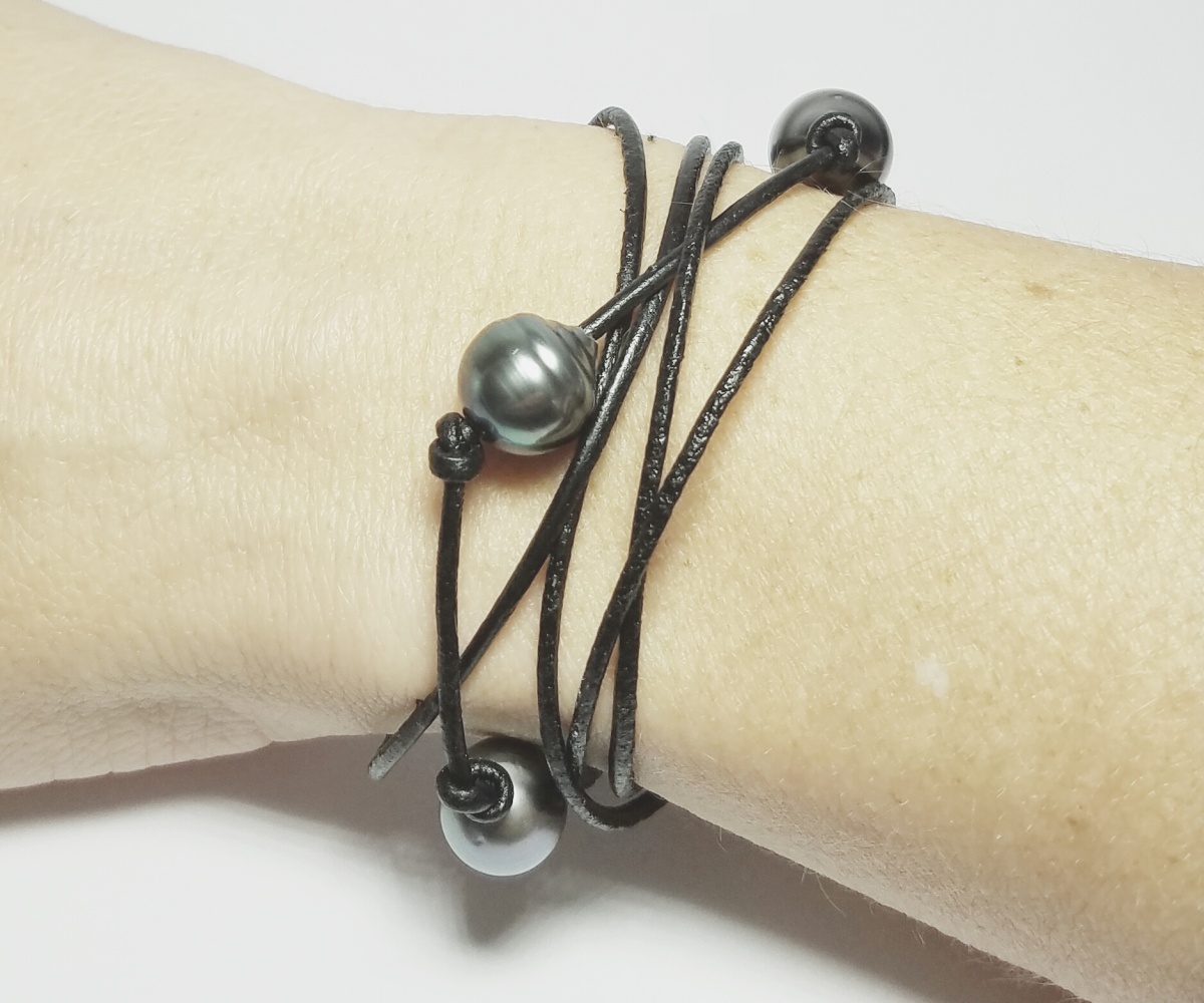 55-collection-tahaa-4-perles-baroques-sur-cuir-noir-bracelet-en-perles-de-tahiti-2