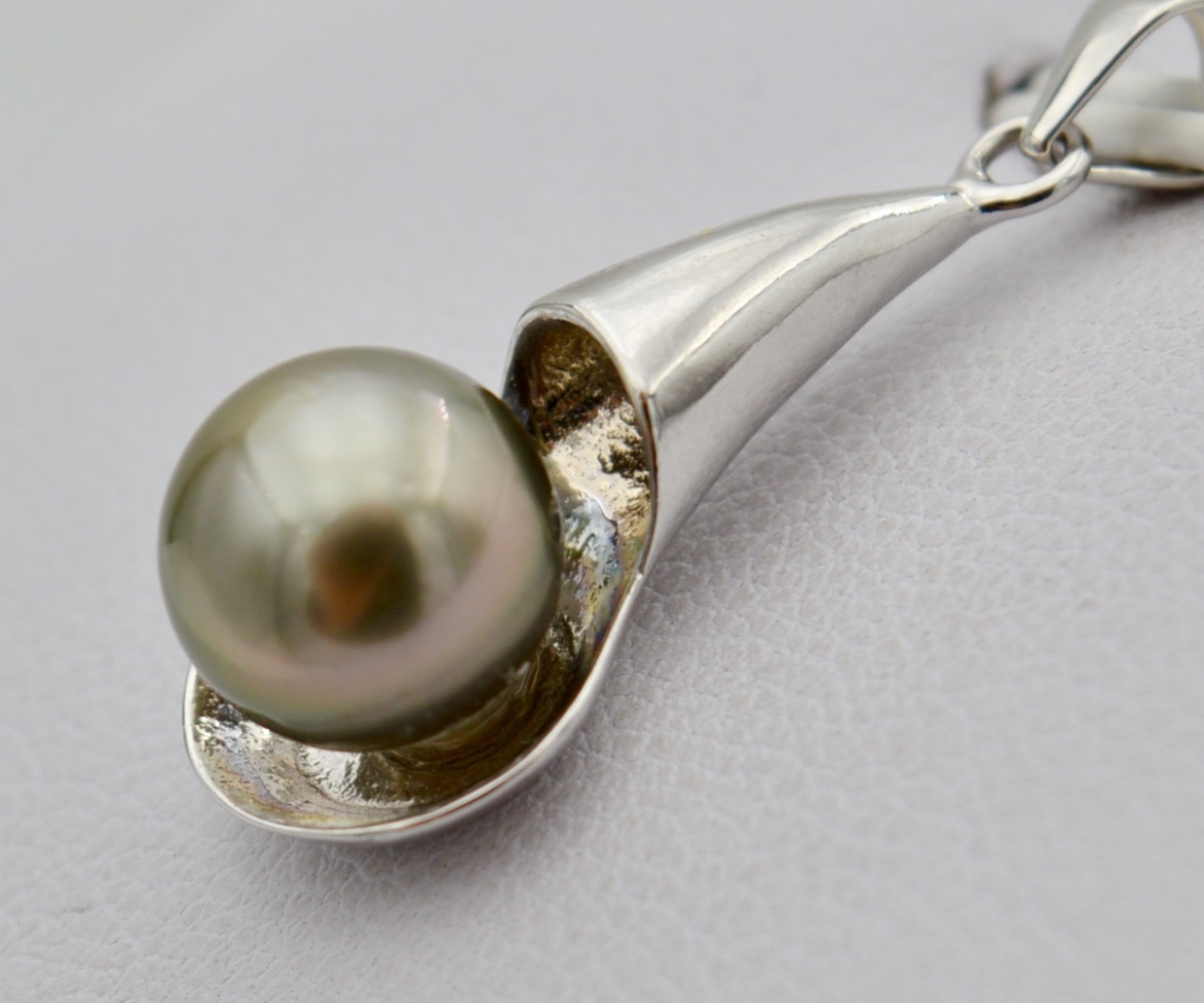 607-collection-puhi-perle-ronde-gold-de-8-5mm-pendentif-en-perles-de-tahiti-0