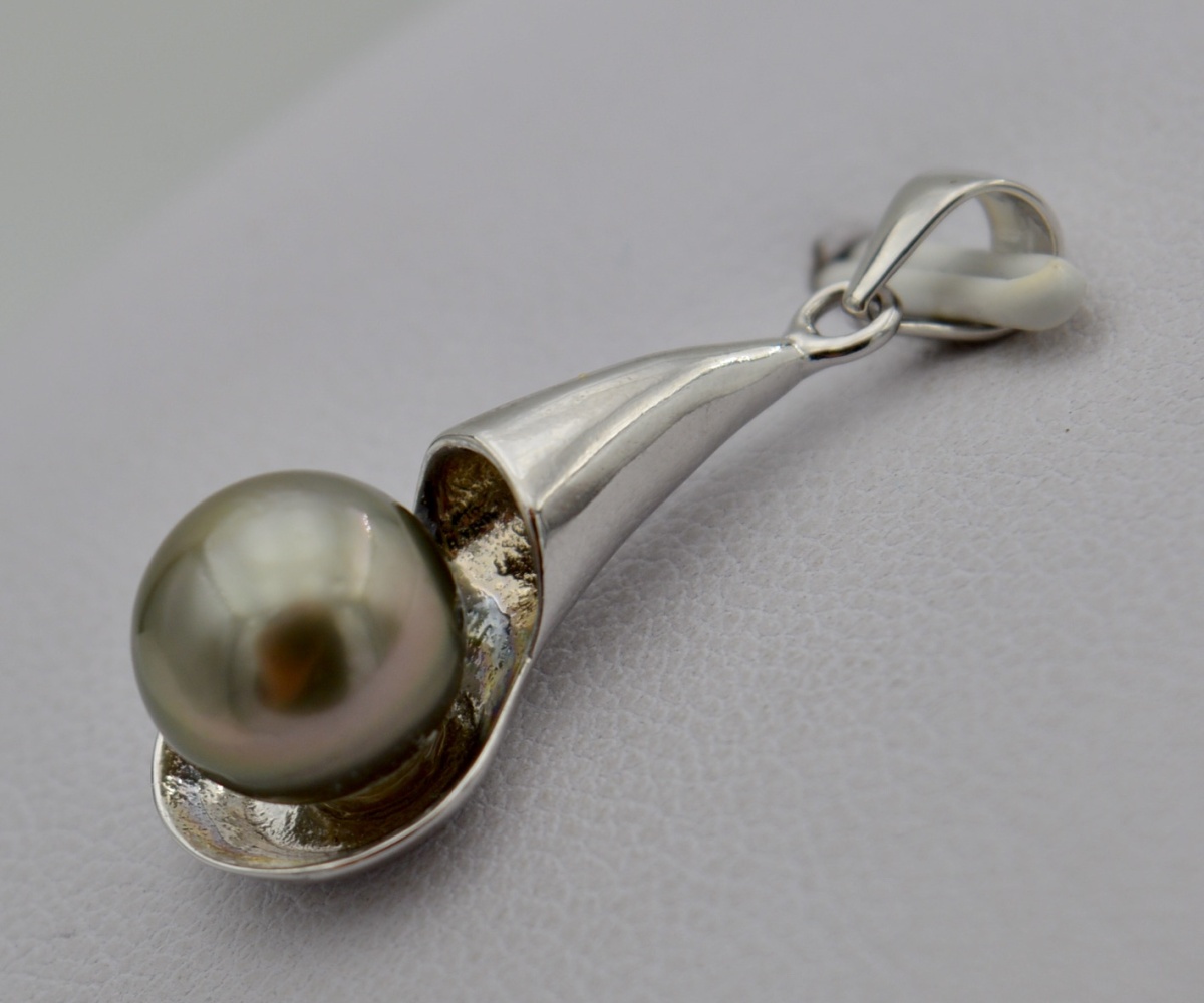 607-collection-puhi-perle-ronde-gold-de-8-5mm-pendentif-en-perles-de-tahiti-3