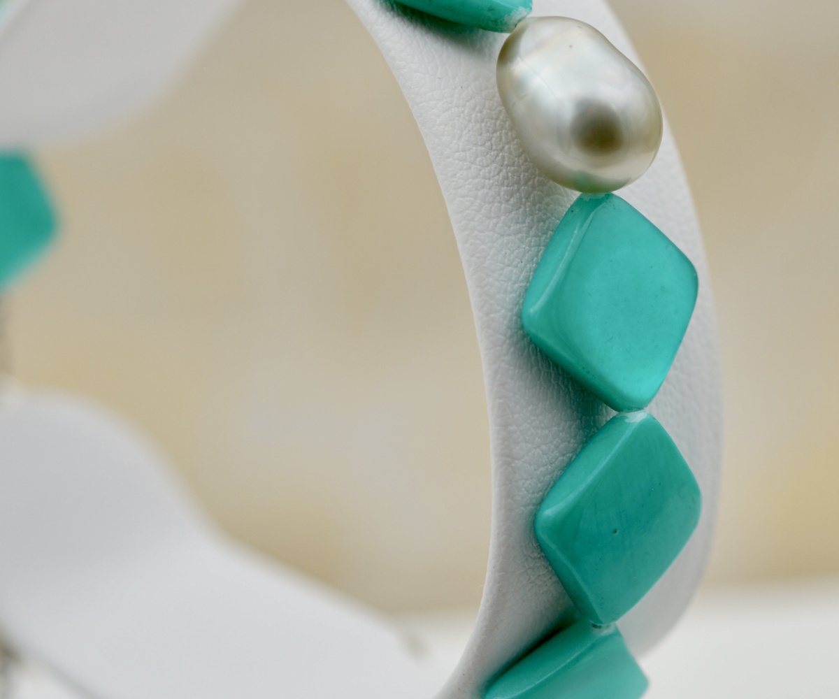 698-collection-poeiti-perle-baroque-sur-nacre-vert-bracelet-en-perles-de-tahiti-1