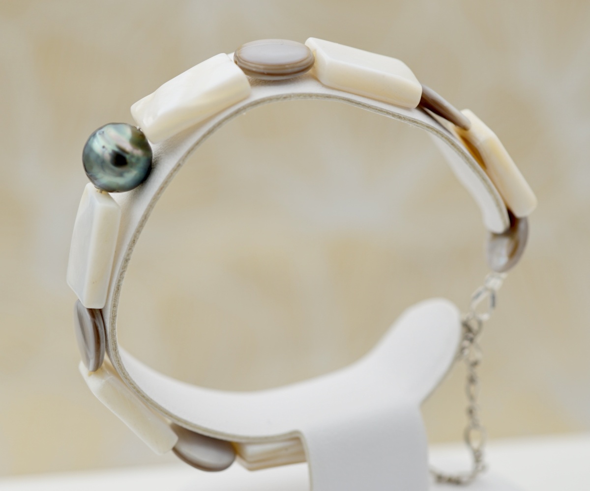 701-collection-poeiti-perle-ronde-sur-nacre-blanche-et-verte-bracelet-en-perles-de-tahiti-3