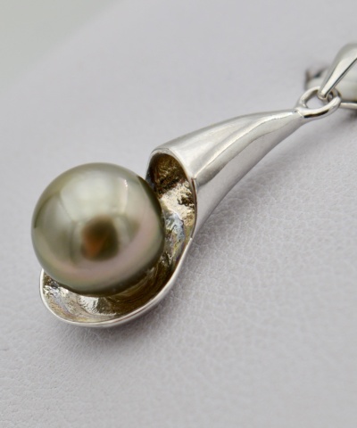 607-collection-puhi-perle-ronde-gold-de-8-5mm-pendentif-en-perles-de-tahiti-0